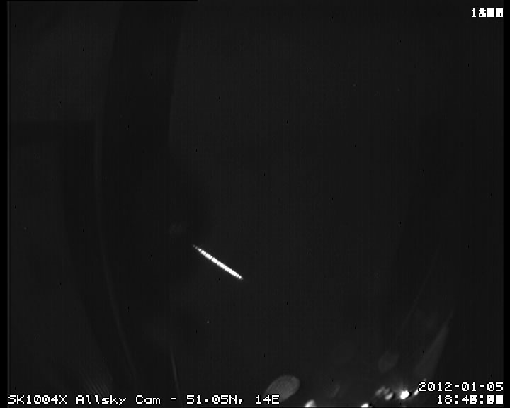 Maximum + Mittelwert Stack. Die Strichspur könnte einen Meteor darstellen, wurde jedoch vermutlich durch reflektiertes Licht ein einem Regentropfen erzeugt