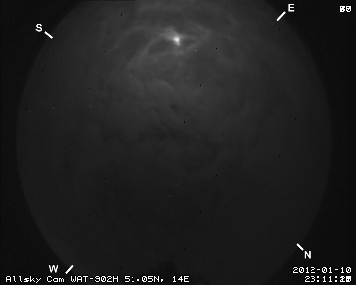 Gemitteltes Video mit Wolken und Mond