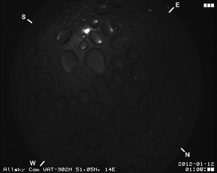 Gemitteltes Video mit Regentropfen und Mond